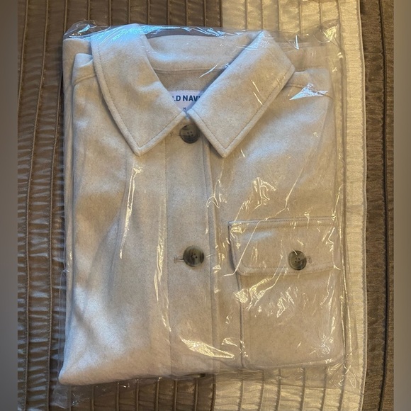 NEW - Old Navy Soft-Brushed Wool Shacket for Women. Color: Oatmeal Heather - Picture 3 of 5